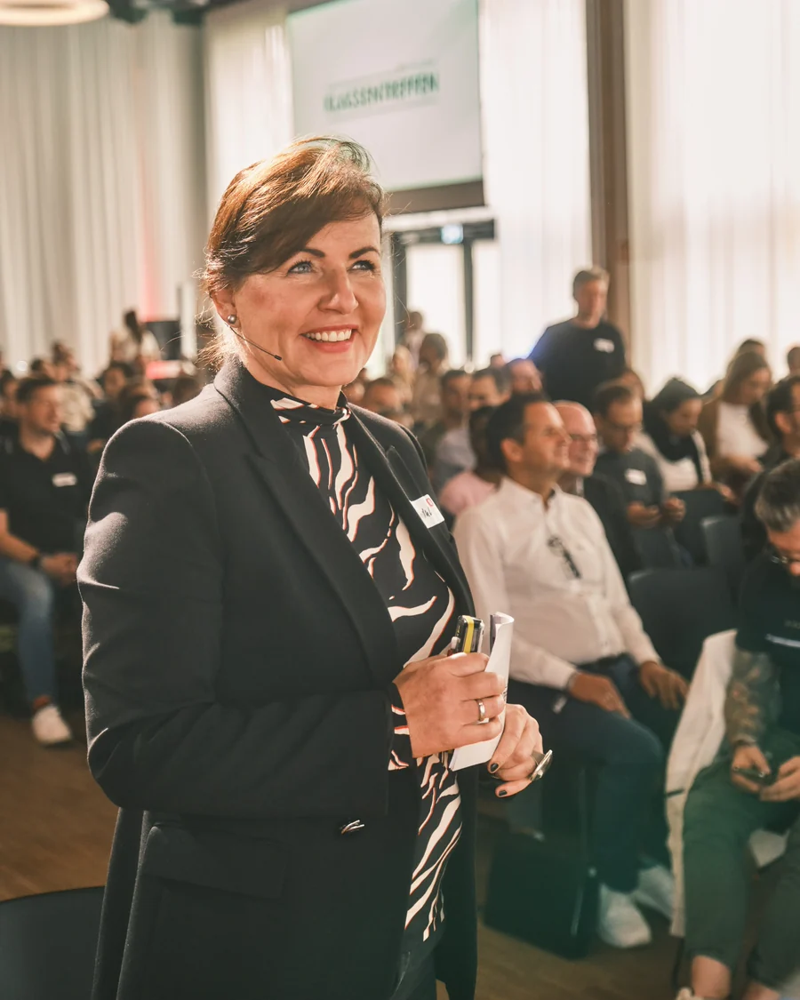 Gundula Illies blickt während einer Business-Veranstaltung nach vorn
