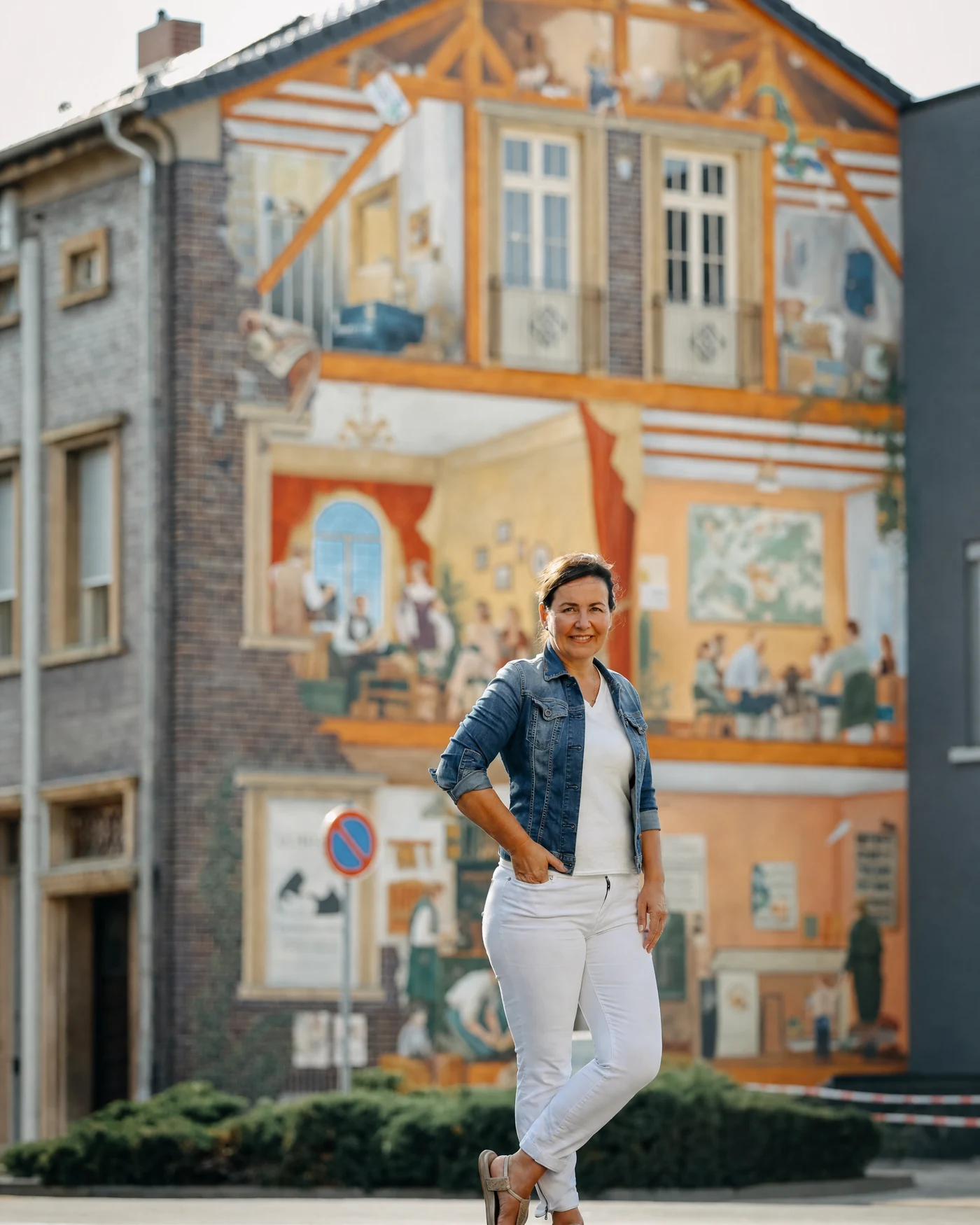 Gundula Illies vor der Villa Krocker
